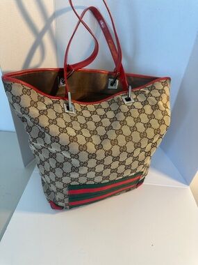 Gucci Signature Monogram Tote
14” x 12” x 4”
# 31243 002604